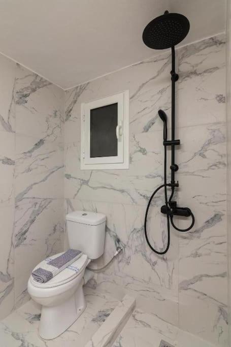 Fully Renovated 1 Bedroom Condo Афіни Екстер'єр фото
